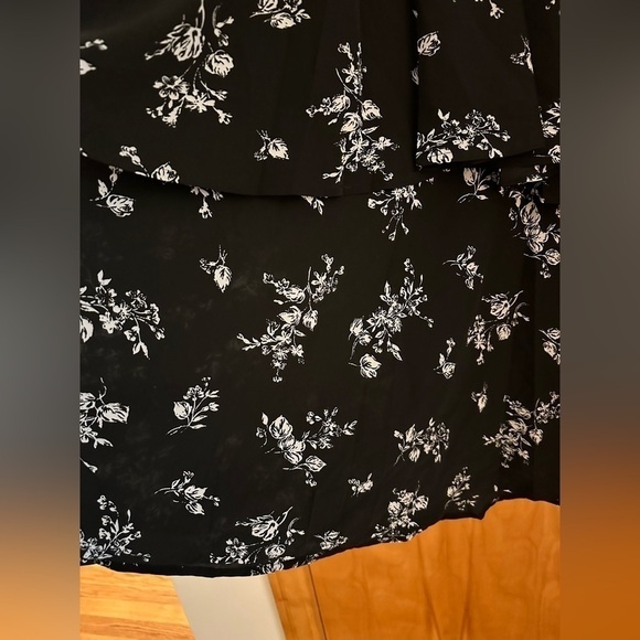Suzanne Betro - Gorgeous black and white tiered floral blouse. Size 2x. - Picture 2 of 7